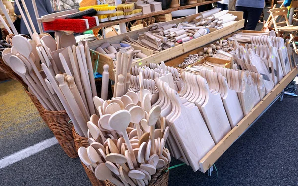 Productos de madera como tableros de cocina, rodillos y cucharas en la tienda de la calle expuestos a vender — Foto de Stock