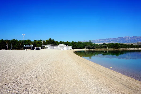 Praia de Zrce e bar Kalypso fora da temporada turística no dia ensolarado de outono — Fotografia de Stock