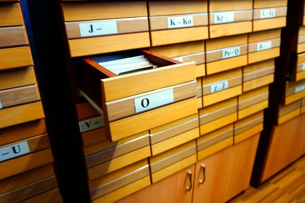 Carta O na gaveta aberta de um catálogo antigo de madeira para documentos ou cartões de catálogo na biblioteca — Fotografia de Stock