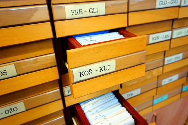 Caixa de gaveta de madeira aberta em um catálogo de biblioteca antiga — Fotografia de Stock