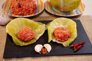 Ekşi lahana yapraklı köfte, biber, sarımsak ve baharatlı dürüm.