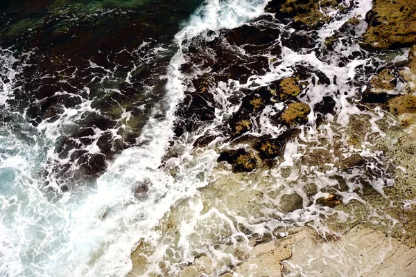 強風の間に海岸を氾濫させる海水 — ストック写真