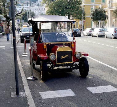 Hırvat turistik kenti Opatija 'da Rariro antika otel elektrikli otomobili sokakta