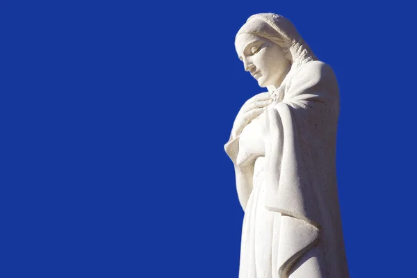 Statue der seligen Jungfrau Maria vor der Kirche Mariä Himmelfahrt in der kroatischen Stadt Crikvenica auf blauem Hintergrund — Stockfoto