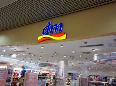 Rijeka, Hırvatistan, 4 Ocak 2019. DM logosu, Drogerie Markt 'ın baş harfleri, mağazanın girişinin üstünde. Kozmetik, hijyen ve organik gıda satan bir perakende mağaza zinciri.    