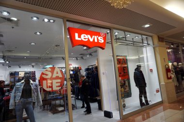 Levi 'nin logosu alışveriş merkezinin girişinde. Levi 's kot pantolon ve kot elbise satan bir mağaza zinciri.