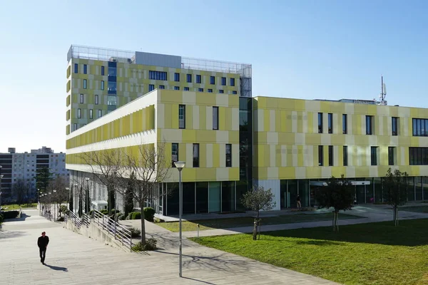 Entrance to the modern architecture building of the Faculty of Teacher Education on the university student campus in Croatian town of Rijeka — 스톡 사진