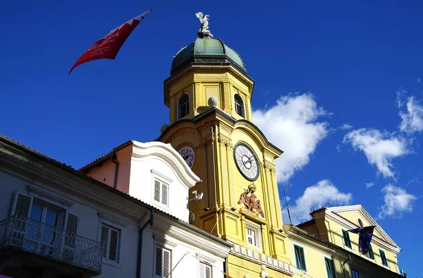 Miejska wieża zegarowa na słońcu w chorwackim mieście Rijeka, Europejskiej Stolicy Kultury 2020 — Zdjęcie stockowe