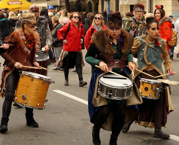 Rijeka Croácia Fevereiro 2020 Três Mulheres Bateristas Atraentes Desfile Carnaval — Fotografia de Stock