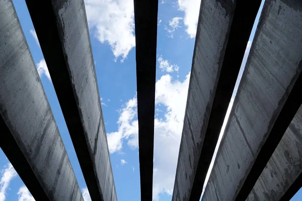 들보를 하늘을 바라보라 하늘이 콘크리트 구조물 — 스톡 사진