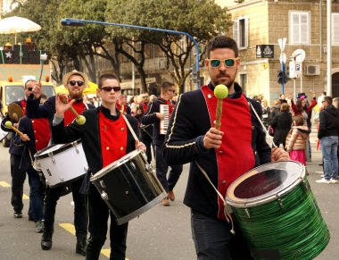 Rijeka, Hırvatistan, 23 Şubat 2020. Karnaval davulcuları geçit yapıyor. Kırmızı ve siyah üniformalı davulcular karnaval alayında yürüyor ve davulları çalıyorlar.