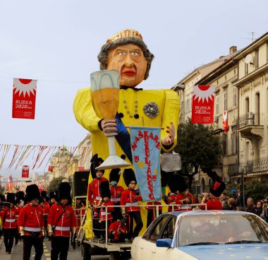 Rijeka, Hırvatistan, 23 Şubat 2020. Karnaval alayında İngiliz Kraliçe Elizabeth 'in sarı elbiseli büyük bir heykeli.