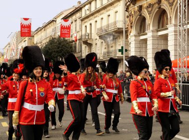 Rijeka, Hırvatistan, 23 Şubat 2020. Londra Kraliyet Muhafızları kırmızı üniformalı, karnavaldaki neşeli insanlardan oluşan bir grup.