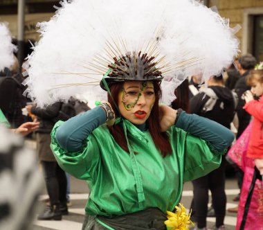 Rijeka, Hırvatistan, 23 Şubat 2020. Karnaval 'da beyaz tülden yapılmış kafasının üstünde süslemeleri olan çekici, kızıl saçlı bir kadın.