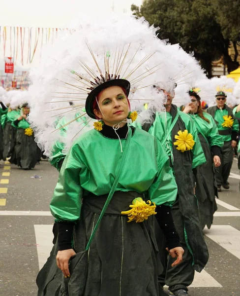 Rijeka Croácia Fevereiro 2020 Uma Mulher Mascarada Maquiagem Caminhando Lentamente — Fotografia de Stock