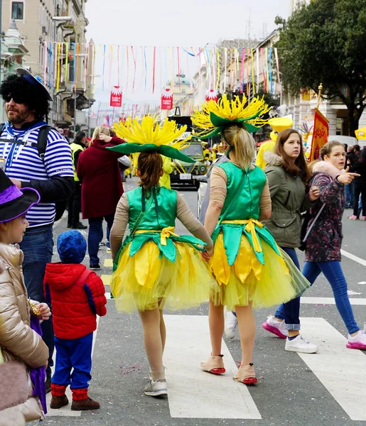 Rijeka Croácia Fevereiro 2020 Multidão Rua Durante Carnaval Duas Meninas — Fotografia de Stock