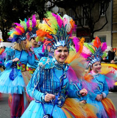 Rijeka, Hırvatistan, 23 Şubat 2020. Kafasında renkli tüyler olan güzel, mutlu bir kadın. Renkli tüylerden yapılmış.