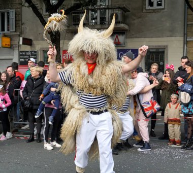 Rijeka, Hırvatistan, 23 Şubat 2020. Koyun derisinden yapılmış karnaval maskesi, geleneksel karnaval maskesi, Hırvat çan çalıcısı.