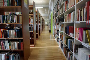 Rijeka, Hırvatistan, 7 Ekim 2019. Kitaplarla dolu rafların arasındaki geçit.