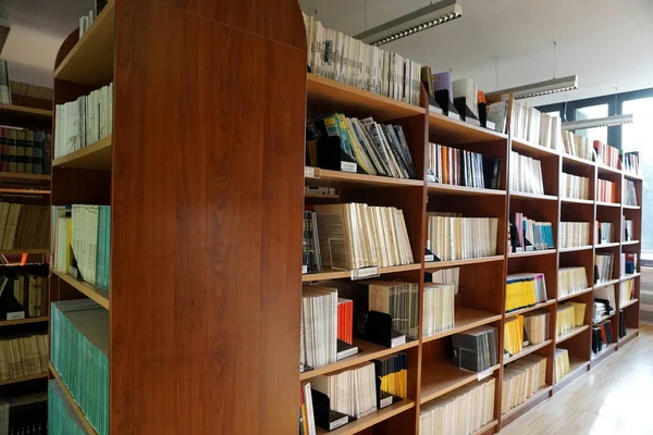 Rijeka Croácia Outubro 2019 Uma Estante Biblioteca Cheia Literatura Impressa — Fotografia de Stock