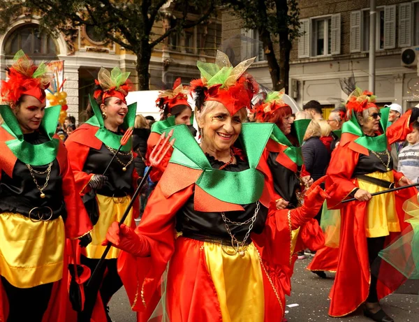 Rijeka, Hırvatistan, 23 Şubat 2020. Çok yakışıklı ve güzel yaşlı bir kadın. Kameraya bakıyor ve gülümsüyor. Karnaval geçit töreninde renkli bir kostüm giyiyor.