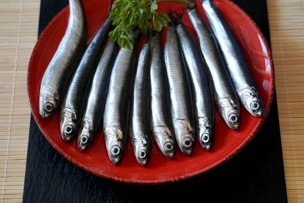 Färska Råa Havsfiskar Sardiner Tallriken Beredda För Matlagning Och Tillagning — Stockfoto