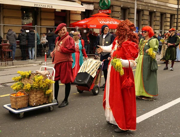 Grupo Pessoas Mascaradas Como Medievais Com Mimosas Amarelas Suas Mãos — Fotografia de Stock