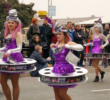 Rijeka, Hırvatistan, 23 Şubat 2020. Güzel bir kız karnaval geçidinde mor kostüm giyiyor.
