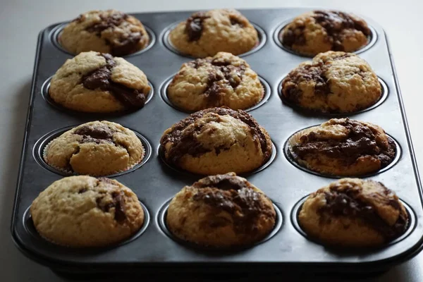 Bandeja Para Hornear Llena Sabrosos Recién Horneados Cupcakes Crujientes Con — Foto de Stock