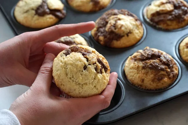 Pastel Casero Con Relleno Chocolate Derretido Mano Chica Cerca — Foto de Stock