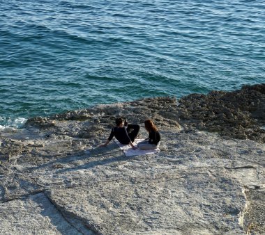 Pula, Hırvatistan, 8 Nisan 2020. Koronavirüs salgınında karantina ve sosyal uzaklık kuralları sırasında genç çiftler