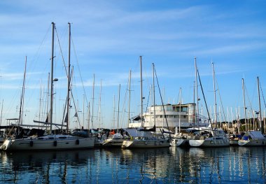 Pula, Hırvatistan, 18 Nisan 2020. Güzel mavi körfezdeki rıhtımda demirlemiş yatlarla dolu bir yat.