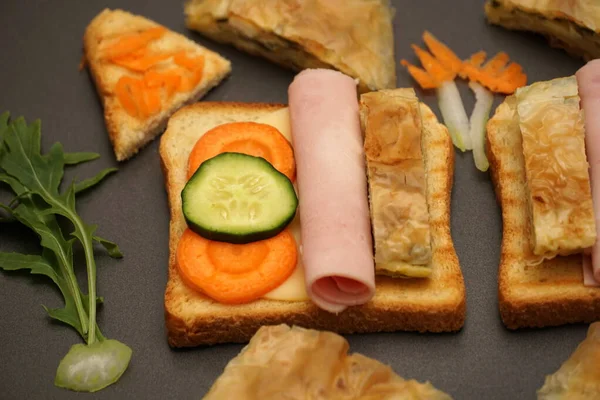 อาหารเช สมด ลทางโภชนาการ แครอท และแตงกวา บแฮมท ไขม นบนขนมป — ภาพถ่ายสต็อก