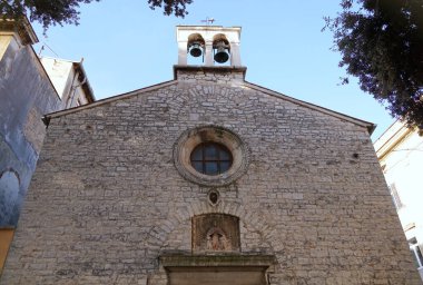 Hırvatistan 'ın Pula kasabasında taştan cephe, kilise kulesi ve Aziz Meryem Ana Kilisesi' nin çanları görülüyor.