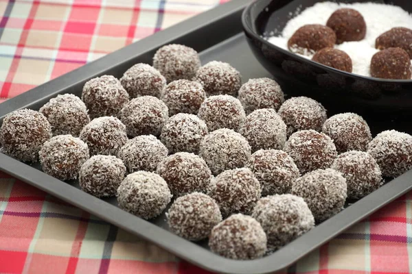 Kokosbällchen Leckere Hausgemachte Kekse Aus Schokolade Und Kokosflocken — Stockfoto