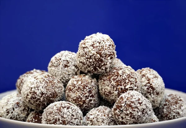 Leckere Hausgemachte Schokoladen Und Kokosbällchen Auf Dem Teller Vor Blauem — Stockfoto