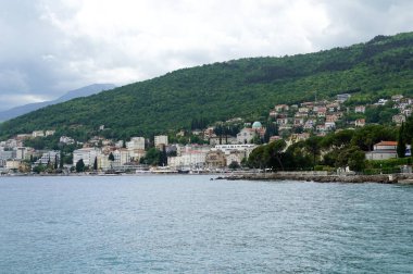 Opatija, Hırvatistan, 1 Mayıs 2020. Hırvatistan 'ın Opatija kentinde bulutlu bir gün ve hava manzarası