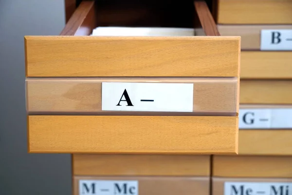 Carta Uma Gaveta Madeira Aberta Catálogo Biblioteca Close — Fotografia de Stock