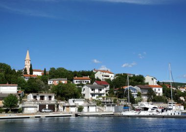 Hırvatistan 'ın deniz kıyısındaki Jadranovo kasabasındaki küçük limanda liman