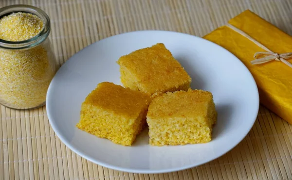 Hausgemachter Maiskuchen Auf Dem Weißen Teller Drei Appetitliche Gesunde Snacks — Stockfoto