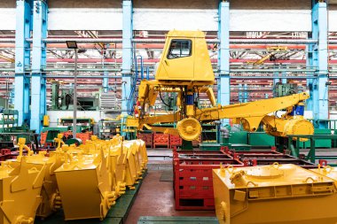 Satır, konveyör büyük sarı kamyon, Kamyon Madencilik üretimi için. 