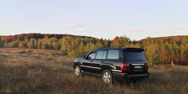 Suv Viaja Los Cárpatos —  Fotos de Stock