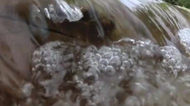 Bir dağ nehrinin sualtı manzarası