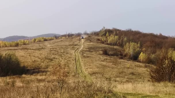 Geländewagen Fährt Den Karpaten — Stockvideo