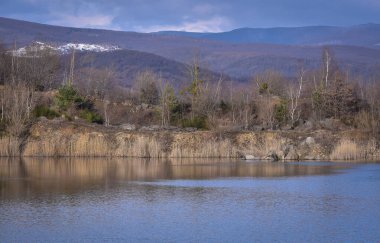 Kışın dağ gölü