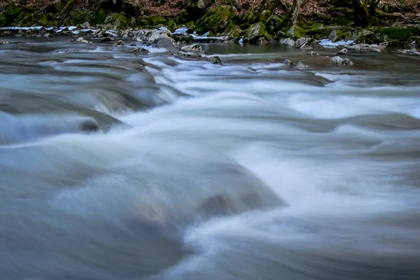 Górska Rzeka Wiosną — Zdjęcie stockowe