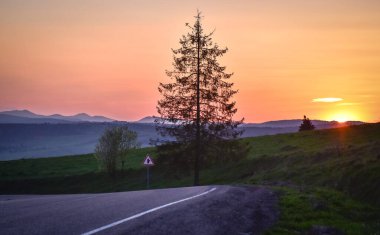 Bir dağ yolunda gün batımı