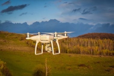 Sonbahar Karpatların arka planında İHA