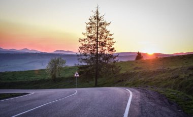 Bir dağ yolunda gün batımı