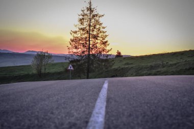 Bir dağ yolunda gün batımı